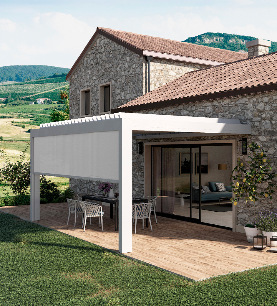 Vetrata scorrevole in alluminio aperta sul living